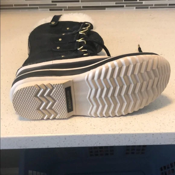 Sorel boots. Size 8 like new worn 2 times - Picture 3 of 4